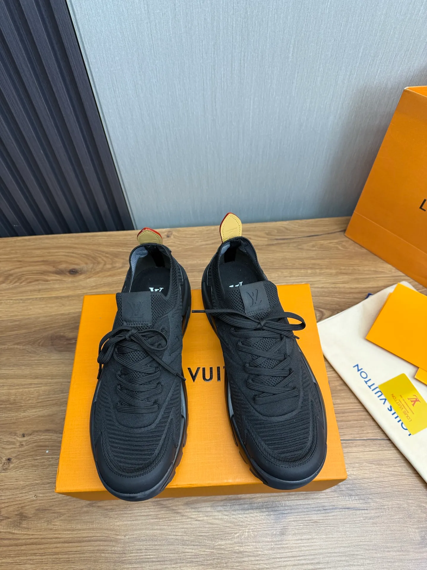 Men's Men's Shoes 580💰 🌈LV | Louis Vuitton 2025 LV Louis Vuitton L House Donkey Brand Latest Olympia Series Couple Style Silver Horn King Casual Sports Shoes Running Shoes This LV Olympia sports shoe combines mesh fabric and metallic synthetic leather and other technical fabrics to reinterpret the classic running shoe design with a neat and simple design. Lightweight EVA outsole provides a stretchy fit. Rich details such as Monogram embossing and LV letters establish recognition. Exquisite packaging at the delivery counter 🛍📦 ▪️Fabric: original imported technical fabric + mesh ▪️Inner lining: original customized breathable mesh ▪️Sole: original molded rubber foam material ▪️Sole thickness: 3.5CM ▪️Size: 38-44 yards